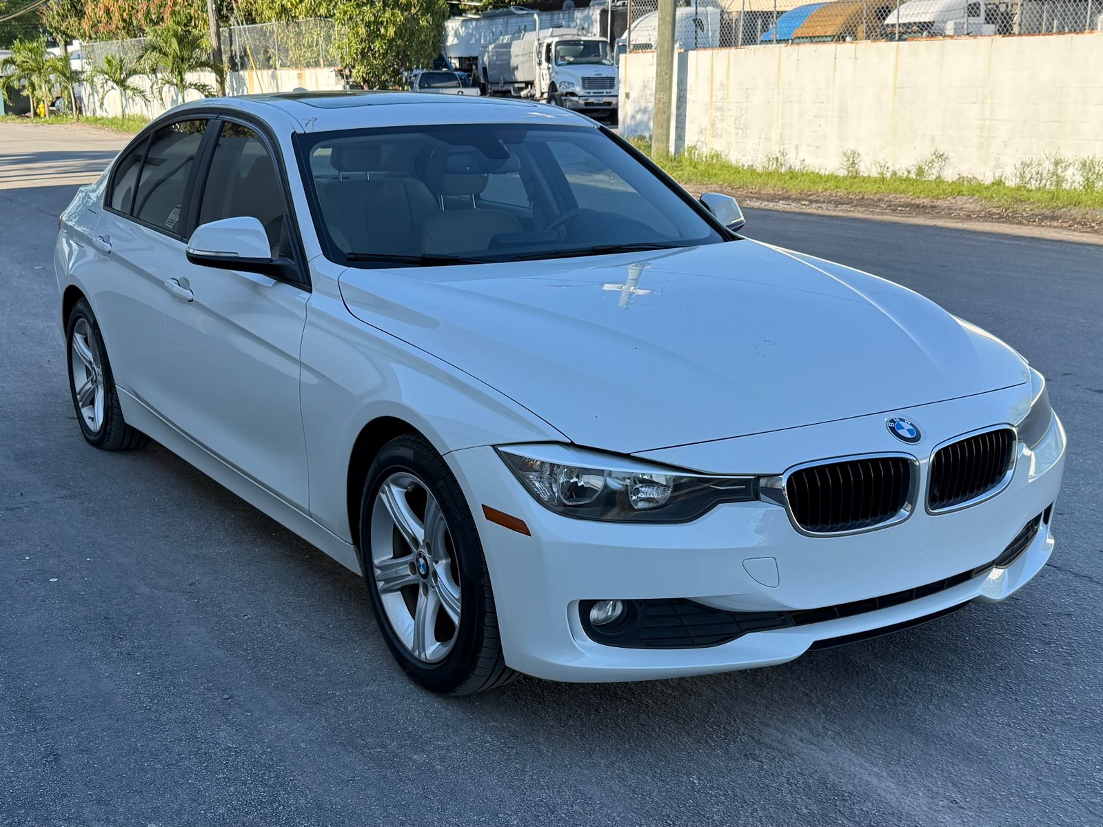 BMW 320i WBA3B1C54EK134281